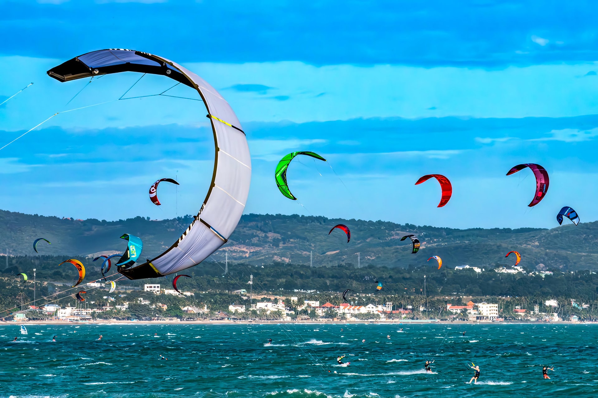Lướt ván, dù lượn và các hoạt động thể thao biển tại Phan Thiết - Mũi Né